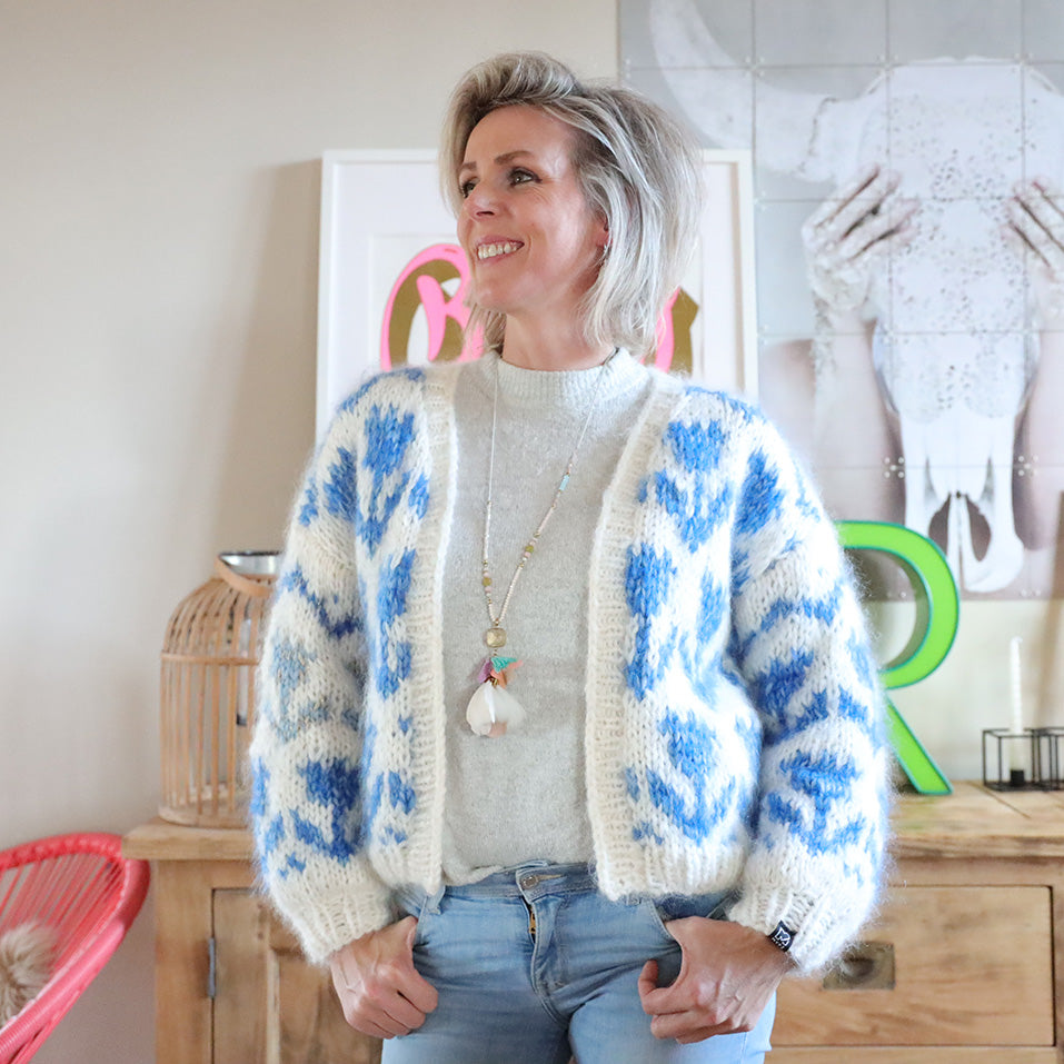 Knitting Kit – MYPZ Chunky Bomber Cardigan Tulips Blue No.9 (ENG-NL-DE)