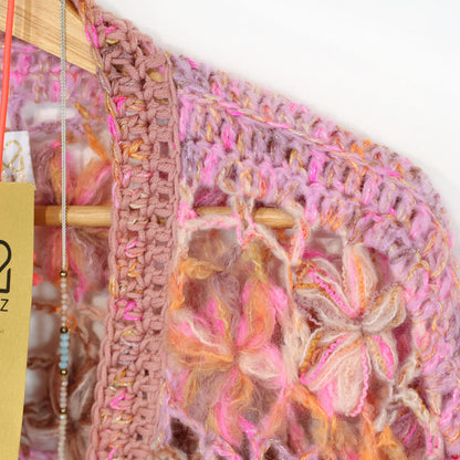 Schema all’uncinetto - cardigan corto MYPZ Wildflower Pecan (ENG-DE-NL-ES-FR-IT-DA-SV-NO)